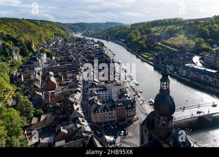 Schöne Stadt Dinant mit Kirche und Brücke und berühmt für Sax, Belgien. Stockfoto