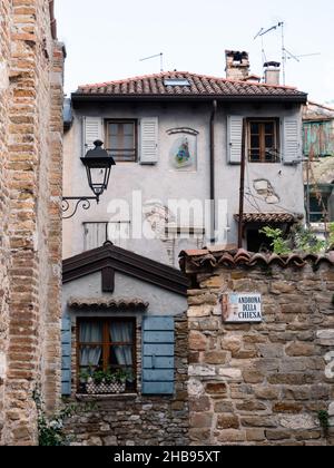 Traditionelle Steinhäuser in der Altstadt von Grado in Italien auf dem Androna della Chiesa Platz im Zentrum des historischen Dorfes Stockfoto