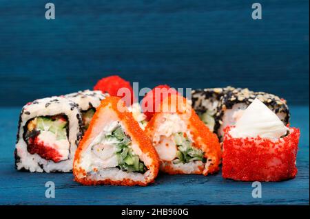 Satz von verschiedenen japanischen Fusion Rollen auf blauem Hintergrund Copyspace Stockfoto