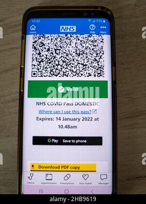 London.UK-12.15.2021. Ein inländischer Covid-Pass auf der NHS-App. Voraussetzung für die Teilnahme an großen Veranstaltungsorten wie Konzerten, Spieltheatern usw. Stockfoto