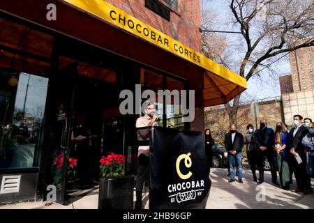 New York, NY - 17. Dezember 2021: Carlos Cortes spricht während der Eröffnung von Chocobar Cortes in der South Bronx Stockfoto