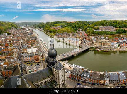 Schöne Stadt Dinant mit Kirche und Brücke und berühmt für Sax, Belgien. Stockfoto