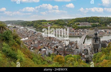 Schöne Stadt Dinant mit Kirche und Brücke und berühmt für Sax, Belgien. Stockfoto