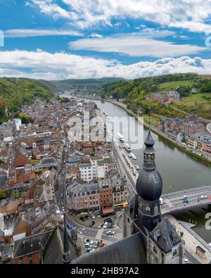 Schöne Stadt Dinant mit Kirche und Brücke und berühmt für Sax, Belgien. Stockfoto