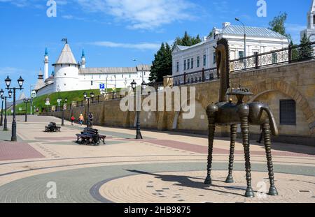 Kasan, Russland - 16. Juni 2021: Fußgängerzone Bauman Straße und Kasan Kreml in der Ferne, Tatarstan. Dieser Ort ist Touristenattraktion von Kazan. Retro und Stockfoto