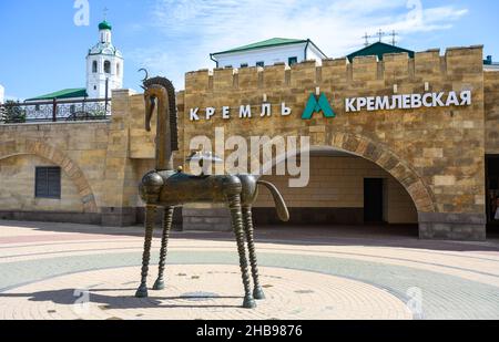 Kasan, Russland - 16. Juni 2021: Metrostation Kremlewskaja in der Bauman Straße in der Nähe des Kasan Kremls, Tatarstan. Dieser Ort ist Touristenattraktion von Kazan. M Stockfoto