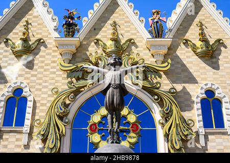 Kasan, Russland - 18. Jun 2021: Tatarisches Staatspuppentheater Ekiyat, Kasan, Tatarstan. Es ist das Wahrzeichen von Kazan. Vorderansicht des schönen Gebäudes, Kinder Stockfoto