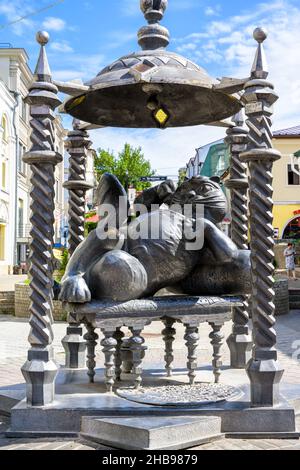 Kasan, Russland - 16. Juni 2021: Kasan Cat Monument in Kasan, Tatarstan. Dieser Ort ist Touristenattraktion der Stadt. Lustige Bronzestatue im Fußgängerbau Stockfoto