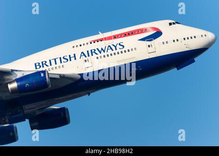 British Airways, BA Boeing 747 das Jumbo-Flugzeug G-CIVB, das am Flughafen London Heathrow, London, Großbritannien, in blauem Himmel abfliegt. Vorderansicht, Nasenansicht Stockfoto