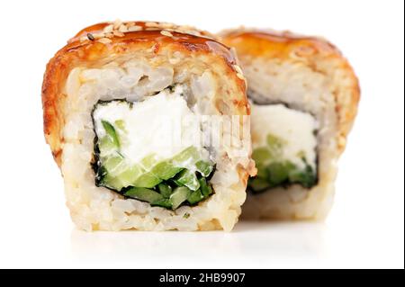 Sushi-Brötchen mit Frischkäse, Nori und Gurken, bedeckt mit Aal und Karamellsauce in Nahaufnahme Stockfoto