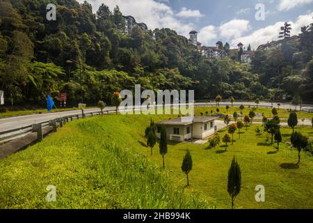 Straße in der Nähe der Stadt Tanah Rata in den Cameron Highlands, Malaysia Stockfoto