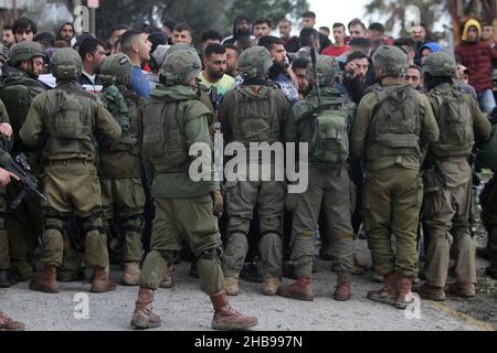 Nablus, Westbank, Palästina. 17th Dez 2021. Israelische Soldaten drängen Palästinenser während einer Demonstration jüdischer Siedler nach der Tötung eines israelischen Siedlers aus der jüdischen Siedlung Shavei Shomron bei einem Schussangriff auf sein Auto durch palästinensische Jugendliche, die geflohen sind, Und jüdische Siedler griffen Häuser und Fahrzeuge palästinensischer Bürger im Westjordanland in der Nähe der Stadt Nablus an. Kredit: Nasser Ishtayeh/ZUMA Wire/Alamy Live Nachrichten Stockfoto