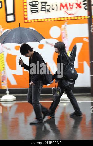 Menschen im Regen auf den Straßen Blick in Osaka japan im Jahr 2010 Stockfoto
