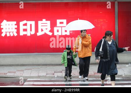Menschen im Regen auf den Straßen Blick in Osaka japan im Jahr 2010 Stockfoto