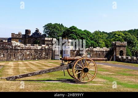 Kanonen vor dem Culzean Castle - Maybole, Carrick an der schottischen Küste von Ayrshire, Großbritannien. 22nd vom Juli 2021 Stockfoto