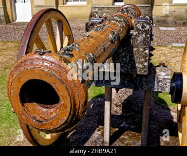 Kanonen vor dem Culzean Castle - Maybole, Carrick an der schottischen Küste von Ayrshire, Großbritannien. 22nd vom Juli 2021 Stockfoto