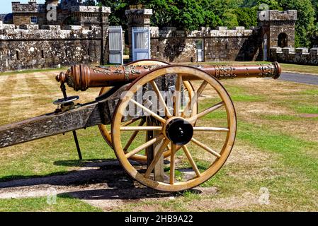 Kanonen vor dem Culzean Castle - Maybole, Carrick an der schottischen Küste von Ayrshire, Großbritannien. 22nd vom Juli 2021 Stockfoto