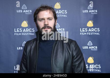 Bourg Saint Maurice, Frankreich. 17th Dez 2021. Hugo Becker nimmt an der Abschlussfeier Photocall im Rahmen des Les Arcs Film Festivals 13th in Bourg Saint Maurice, Frankreich, am 17. Dezember 2021 Teil. Foto von Aurore Marechal/ABACAPRESS.COM Quelle: Abaca Press/Alamy Live News Stockfoto