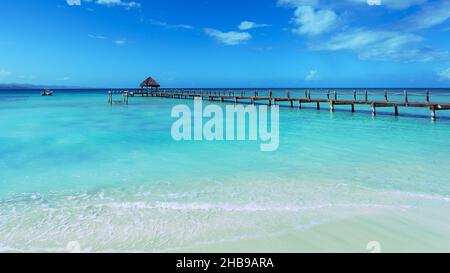 Hölzerner Pier an der dominikanischen Lagune. Kopierraum, breiter Engel. Meereskayside in karibischer Ankerbucht. Paradiesische Insel mit Bay Deich. Marine Kai in seinem Stockfoto