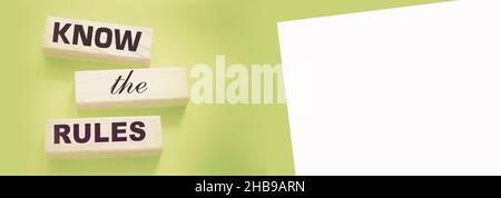 Kennen Sie die Regeln Wort auf Holzblöcke isoliert auf dunkelgrauem Hintergrund. Business-Prozess-Regulierung Konzept. Stockfoto