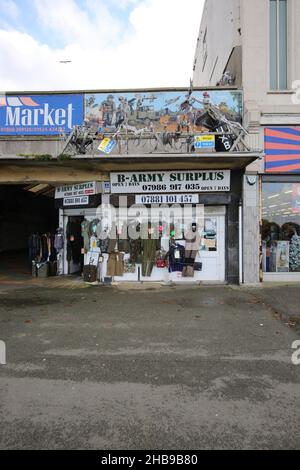 Morecambe, Lancashire, England, Großbritannien. Kaufen Sie am Strand von Morecambe ein und verkaufen Sie überschüssige Kleidung der Armee Stockfoto