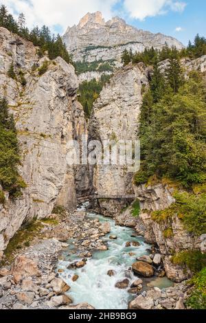 Grindelwald Glacier Canyon. Alpine Berglandschaft mit türkisfarbenem Gletscherfluss, Gletscherschlucht im Berner Oberland, Schweiz. Stockfoto