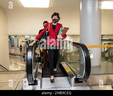 Washington DC, USA. 17th Dez 2021. Die US-Senatorin Susan Collins (R-ME) geht in die Nähe der Senate Subway am US-Kapitol. Kredit: SOPA Images Limited/Alamy Live Nachrichten Stockfoto