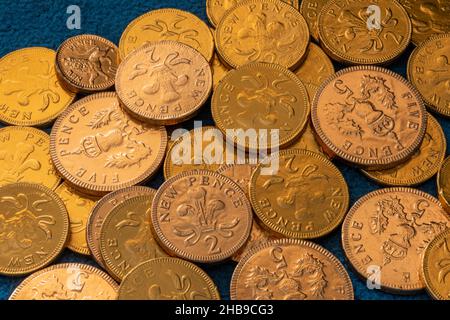 Choclate-Münzen, goldene weihnachts-Deko-Münzen, goldene Schokoladen-Dekorationen für die festliche Jahreszeit, weihnachtsdekorationen, Schokoladenmünzen Weihnachtsessen. Stockfoto