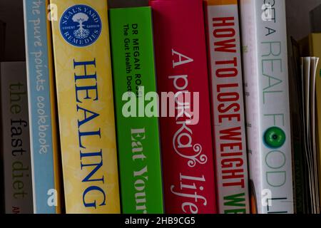 Die Auswahl der Bücher im Regal über Gewichtsverlust und Diät, gesunde Ernährung und Lifestyle-Bücher, wie man Gewicht zu verlieren Bücher im Bücherregal, Schlankheits Bücher Stockfoto