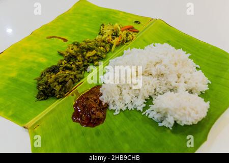 Thali, indische Mahlzeit, serviert auf einem Bananenblatt Stockfoto