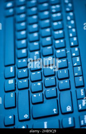 Nahaufnahme der modernen qwerty-Computertastatur in vertikaler Ausrichtung, Buchstaben auf der Tastatur, qwerty-Tastatur, Zahlen und Buchstaben auf der Tastatur. Stockfoto