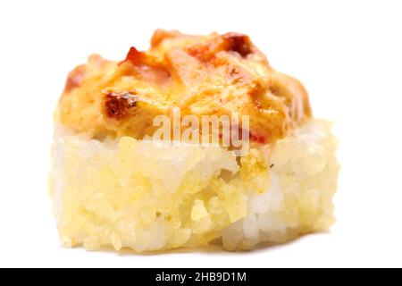 Gebackene japanische Rolle mit Käsesauce isoliert Nahaufnahme Stockfoto
