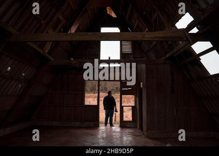 Nahaufnahme eines Mannes, der im Eingang einer Berghütte steht Stockfoto