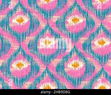 Nahtloses Vintage-Muster im IKAT-Stil. Retro IKAT rosa Muster mit abstrakten Pfauenfedern. Stockfoto