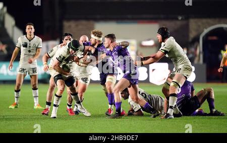 Der Lyoner Felix Lambey wird von den Drachen Aaron Wainwright während des EPCR Challenge Cup-Spiels der Gruppe B bei der Rodney Parade in Newport in Angriff genommen. Bilddatum: Samstag, 17. Dezember 2021. Stockfoto