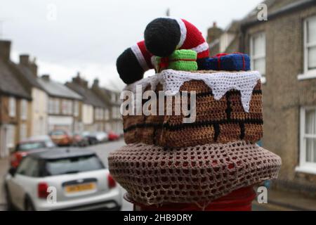 Ein Hut für einen Briefkasten in Ely, gestrickt von The Secret Yarn Bomber, mit dem Weihnachtsmann, der einen Kamin hinunterklettert Stockfoto