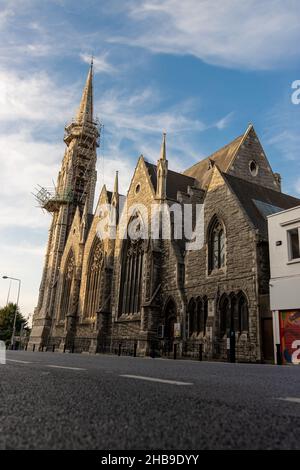 DUBLIN, IRLAND - 25. Jul 2021: Eine vertikale Aufnahme der Abbey Presbyterian Church in Dublin Stockfoto