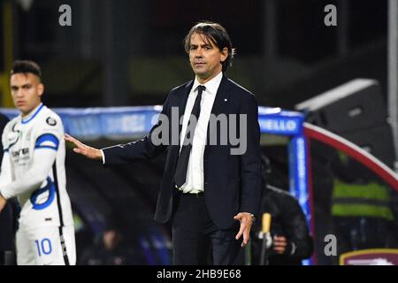 Salerno, Italien. 17th Dez 2021. Simone Inzaghi, Chefcoach von Inter Mailand, Gesten während des Spiels der US Salernitana gegen Inter - FC Internazionale, italienische Fußballserie A in Salerno, Italien, 17 2021. Dezember Quelle: Independent Photo Agency/Alamy Live News Stockfoto