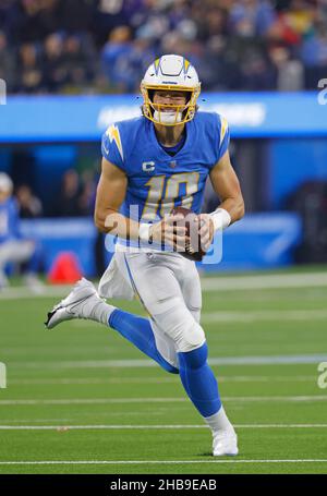 Inglewood, Kalifornien, USA. 16th Dez 2021. Der Quarterback von Los Angeles Chargers Justin Herbert (10) kriegt während des NFL-Spiels zwischen den Los Angeles Chargers und den Kansas City Chiefs im SoFi Stadium in Inglewood, Kalifornien, mit dem Ball zusammen. Charles Baus/CSM/Alamy Live News Stockfoto