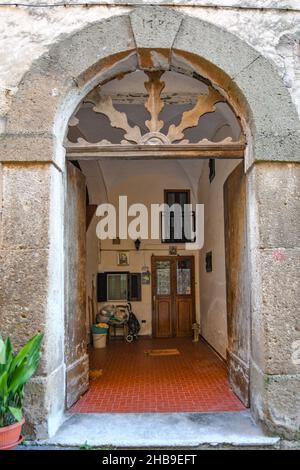 Das Innere eines alten Hauses in Sessa Aurunca, Italien. Stockfoto