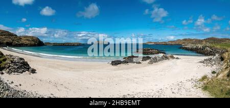 Ein Panoramablick auf den abgelegenen, schönen Bosta Beach (Camas Bostadh), Great Bernera (Bearnaraigh), Isle of Lewis in den Äußeren Hebriden, Schottland, Großbritannien Stockfoto