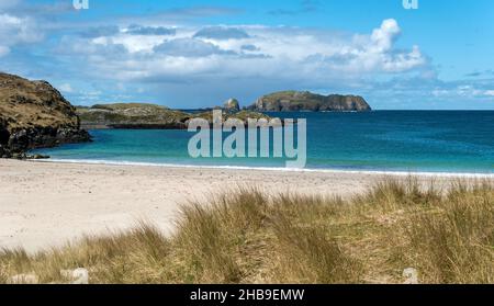 Ein Panoramablick auf den abgelegenen, schönen Bosta Beach (Camas Bostadh), Great Bernera (Bearnaraigh), Isle of Lewis in den Äußeren Hebriden, Schottland, Großbritannien Stockfoto