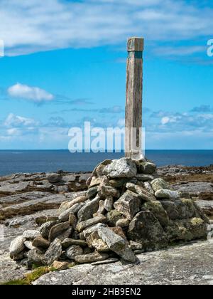 Alte hölzerne Wegmarkierung auf dem Gipfel von Beinn an Toib auf dem Fußweg von Bosta nach Tobson, Great Bernera, Isle of Lewis, Schottland, Großbritannien Stockfoto