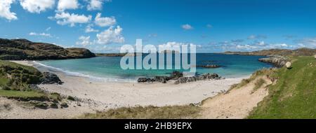 Ein Panoramablick auf den abgelegenen, schönen Bosta Beach (Camas Bostadh), Great Bernera (Bearnaraigh), Isle of Lewis in den Äußeren Hebriden, Schottland, Großbritannien Stockfoto