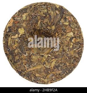 Jingmai Gu Shu Huang Pian Roher Puerh-Tee in runder Form isoliert von oben Blick Platz Stockfoto