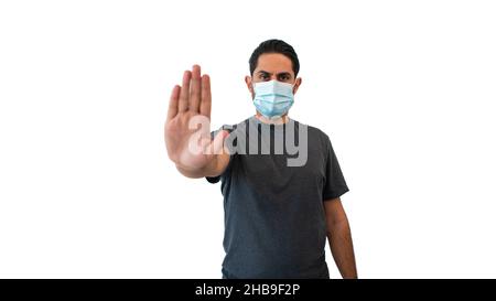 Porträt des kaukasischen Mannes Stop Hand Geste trägt eine medizinische Maske schützen sich vor Coronavirus. Innenaufnahme des Studios isoliert auf weißem Hintergrund Stockfoto