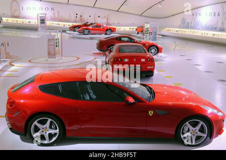 Modena, Italien, Dezember 2021, MEF Ferrari Museum Casa Enzo Ferrari, Ferrari FF 2011 im Vordergrund, weitere Modelle im Hintergrund Stockfoto