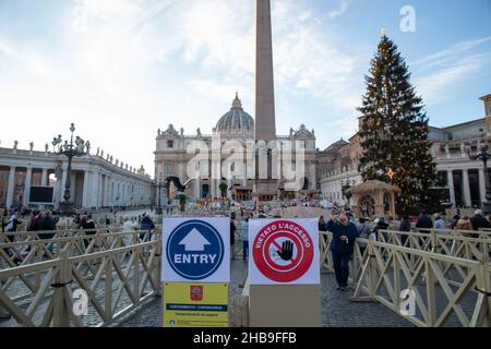 Rom, Italien. 17th Dez 2021. Blick auf die Krippe auf dem Petersplatz bei Sonnenuntergang (Bild: © Matteo Nardone/Pacific Press via ZUMA Press Wire) Quelle: ZUMA Press, Inc./Alamy Live News Stockfoto