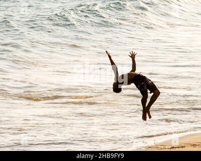 Salvador, Bahia, Brasilien - 05. Januar 2019: Der Mensch macht im Sand des Strandes von Paciencia in Rio Vermelho einen Marbalismus. Salvador Bahia Brasilien. Stockfoto