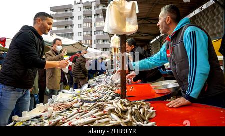 Izmir, Izmir, Türkei. 11th Dez 2021. Die Türkei erhöht den Mindestlohn um 50 Prozent gegen den Lira-Crash und die hohe Inflationsrate. Präsident Recep Tayyip Erdogan hat am Donnerstag angekündigt, dass der Mindestlohn ab dem nächsten Jahr um 50 Prozent steigen wird. Andererseits erreichte die türkische Lira heute am Freitag ein neues Rekordtief von 17 Dollar. Nach der Intervention der Istanbuler Zentralbank sank der Dollar/TL-Satz auf das Niveau von 16,50. Der türkische Aktienmarkt Borsa Istanbul schloss die Woche mit starken Rückgängen und zweimaligen Leistungsschaltern. (Bild: © Idil Toffolo/Pacific Press via ZUMA Press Wire) Stockfoto